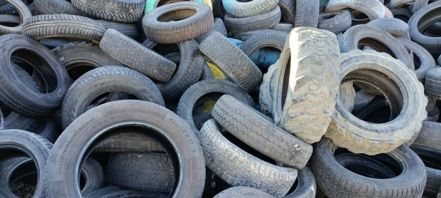 Администрацию Питкярантского округа обязали убрать свалку покрышек и строительных отходов