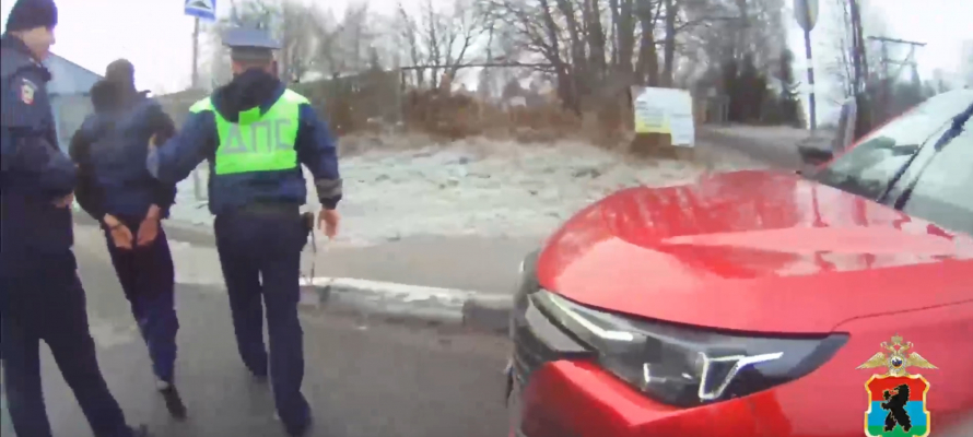 Вооруженный ножом попутчик угнал машину у жителя Карелии