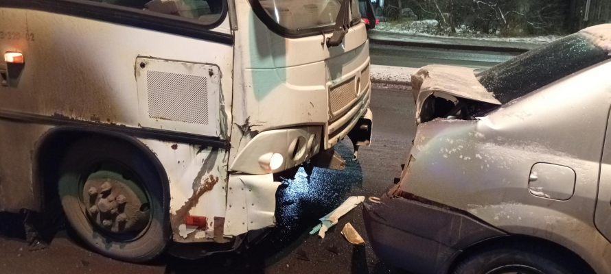 В Петрозаводске водитель автобуса спровоцировал массовую аварию