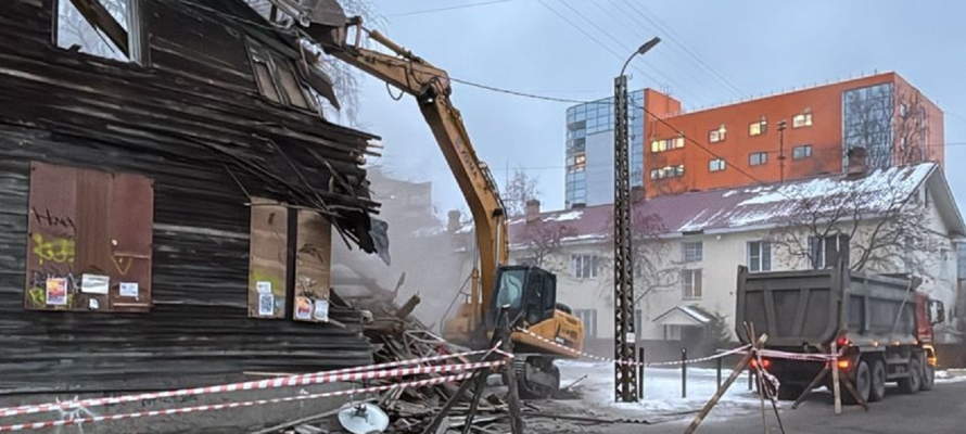 Подрядчик сносит аварийный дом в центре Петрозаводска