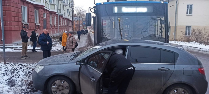 В Петрозаводске троллейбус столкнулся с легковым автомобилем на улице Луначарского