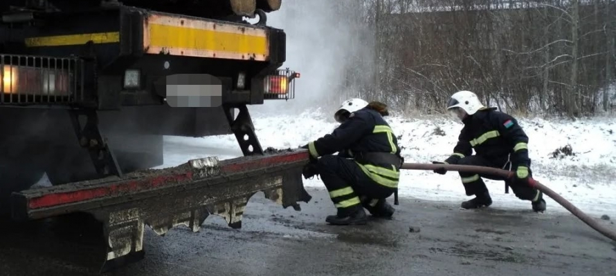 В Карелии пожарные предотвратили возгорание лесовоза на трассе «Кола»