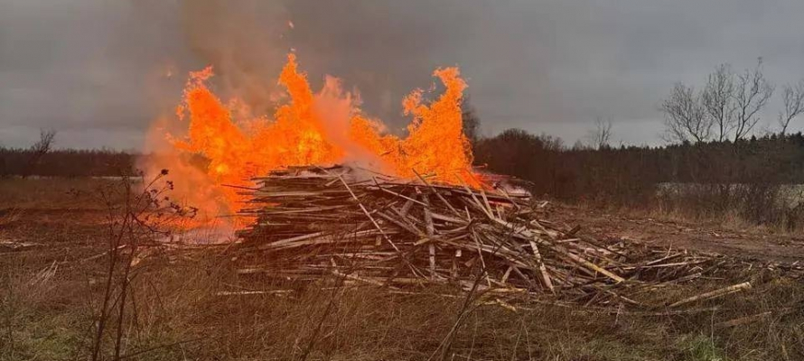 Второй за день пожар на свалке произошел в Олонецком районе