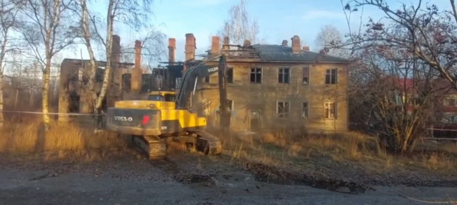 Ветхий дом сносят на Первомайском проспекте в Петрозаводске