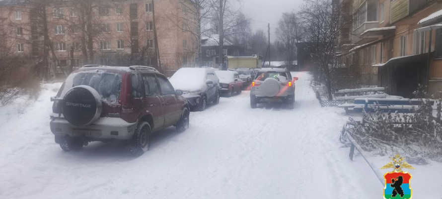 Восьмилетний ребёнок поскользнулся и попал под колёса авто в Медвежьегорске