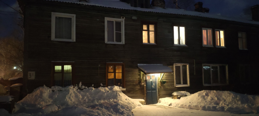 Средства на снос аварийного дома в Лахденпохье освоили, а сам дом всё еще стоит