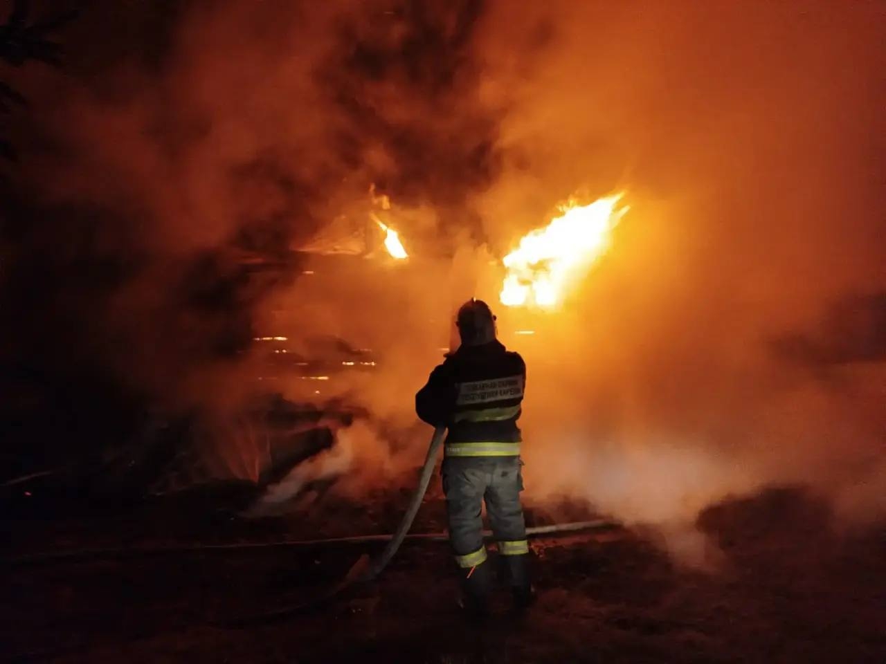 В Карелии огнеборцы потушили баню и отстояли жилой дом