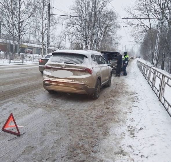 Инспекторы ДПС Петрозаводска пришли на помощь водителю на оживлённом перекрестке