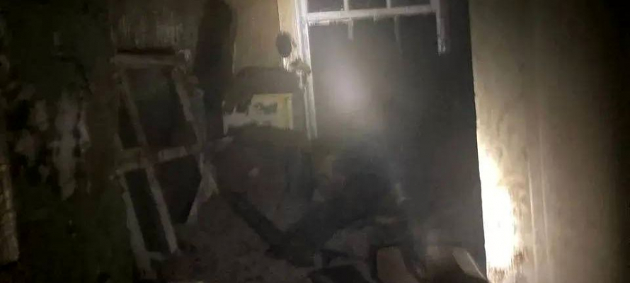 Пожарные эвакуировали мужчину из горящей квартиры в Кемском районе