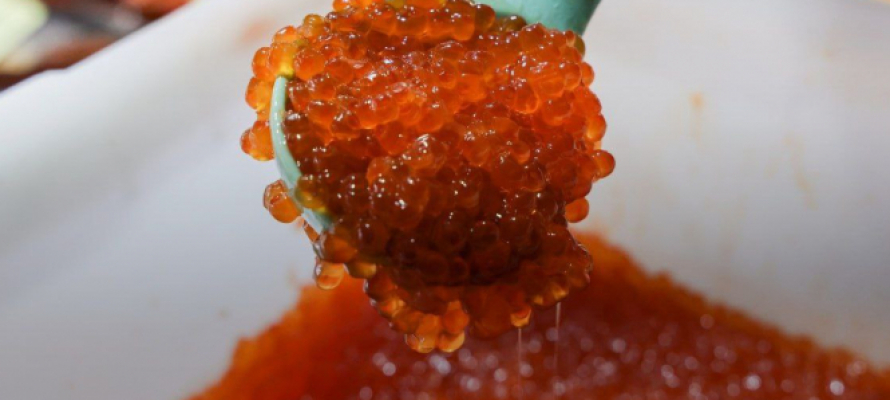 Россияне снова покупают красную икру большими банками