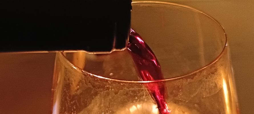 Врачи предупредили, что даже один бокал вина резко повышает давление