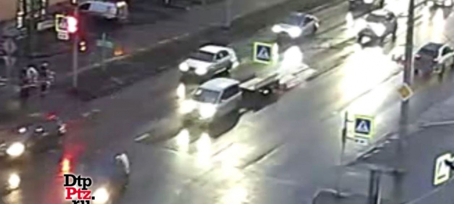 Строительные доски выпали из прицепа авто в центре Петрозаводска