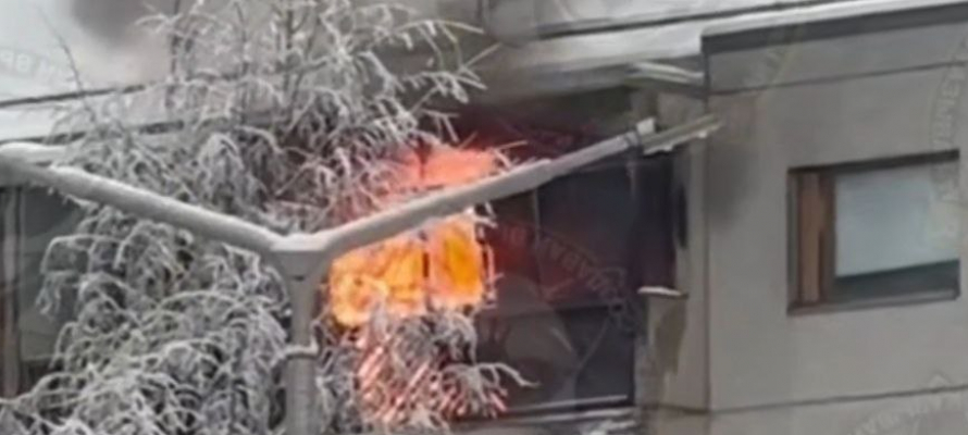 Пламя охватило балкон жилого дома в Костомукше