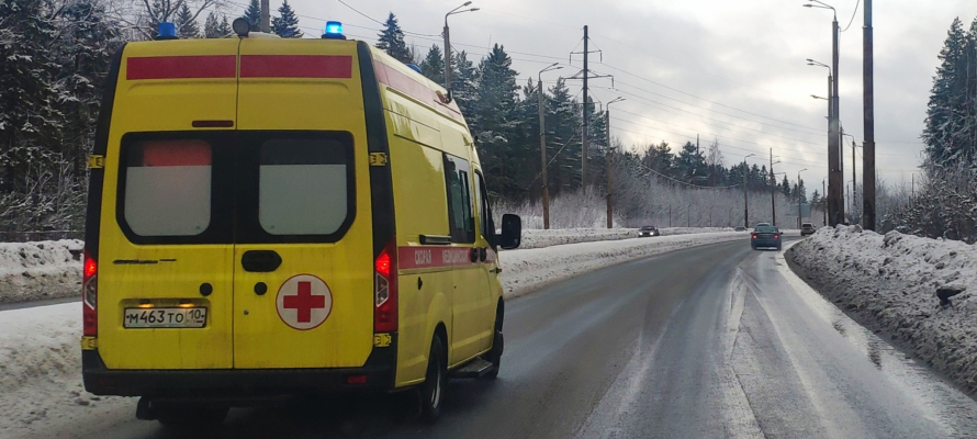 Ночью автомобиль врезался в опору ЛЭП в Петрозаводске