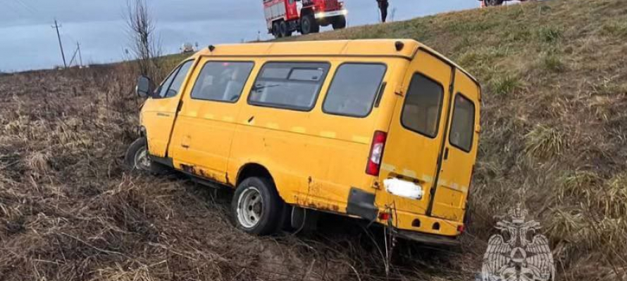 Автобус с детьми съехал в кювет на трассе «Кола»