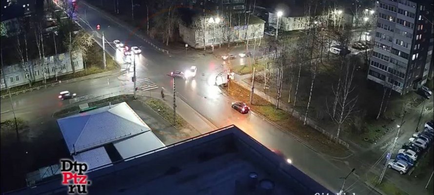 Два автомобиля лоб в лоб столкнулись на перекрёстке в Петрозаводске