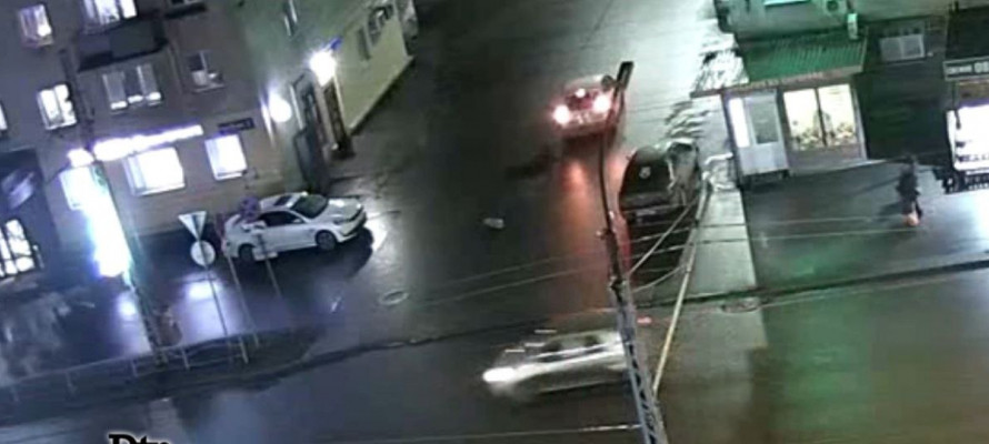 В полиции рассказали о самочувствии женщины и младенца, попавших под колёса авто на Голиковке