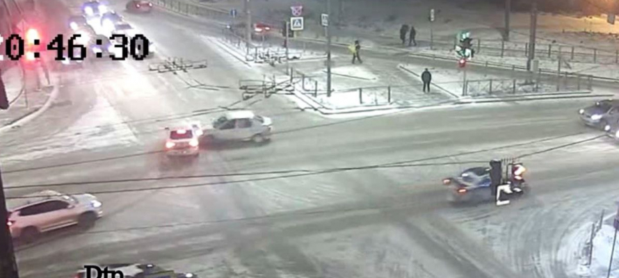 Два автомобиля на скорости столкнулись в центре Петрозаводска