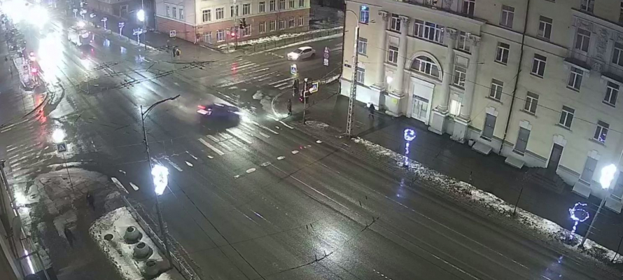 Легковой автомобиль вынесло на тротуар в центре Петрозаводска