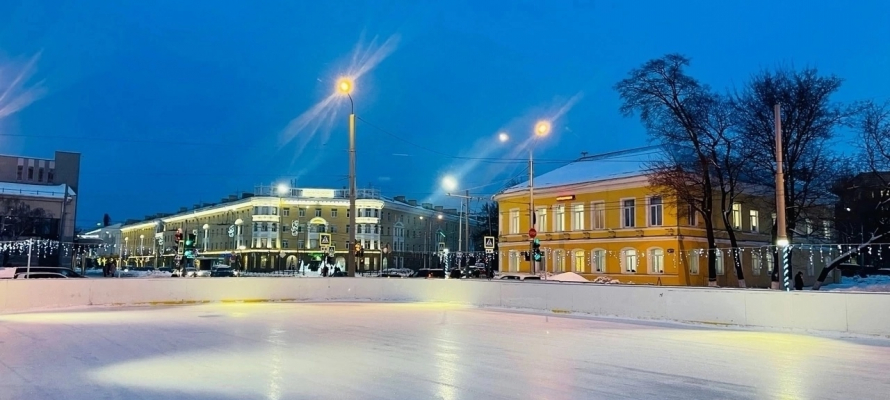 Названа стоимость проката коньков на площади Кирова