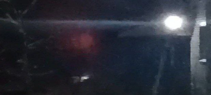 Чёрный столб дыма поднялся от горящего дома в Петрозаводске