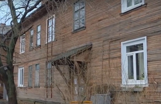 Жители горевшего накануне дома замерзают без света и воды