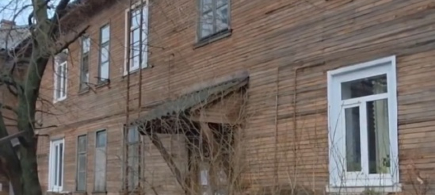 Жители горевшего накануне дома замерзают без света и воды