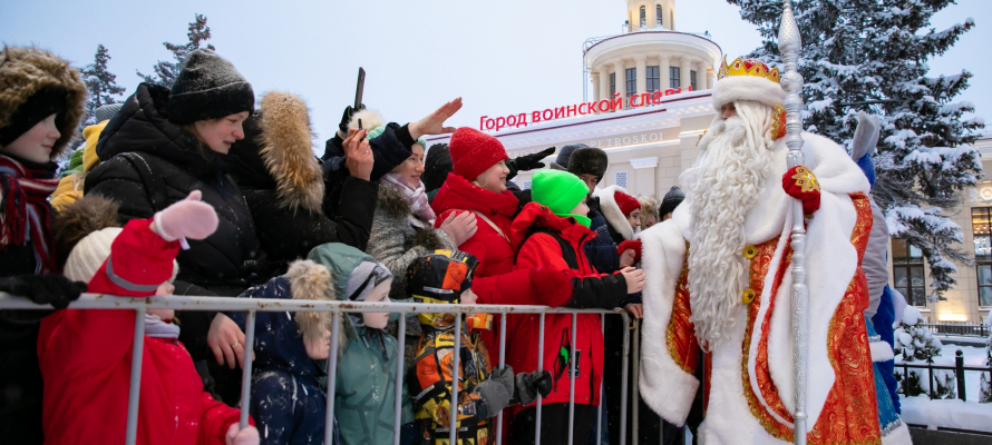Поезд Деда Мороза прибыл на вокзал в Петрозаводске