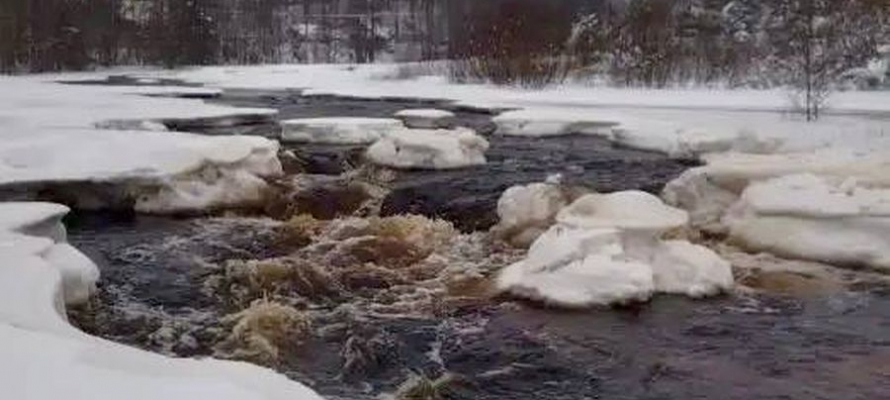 Карельские спасатели взорвали лед на реке в Суоярвском округе