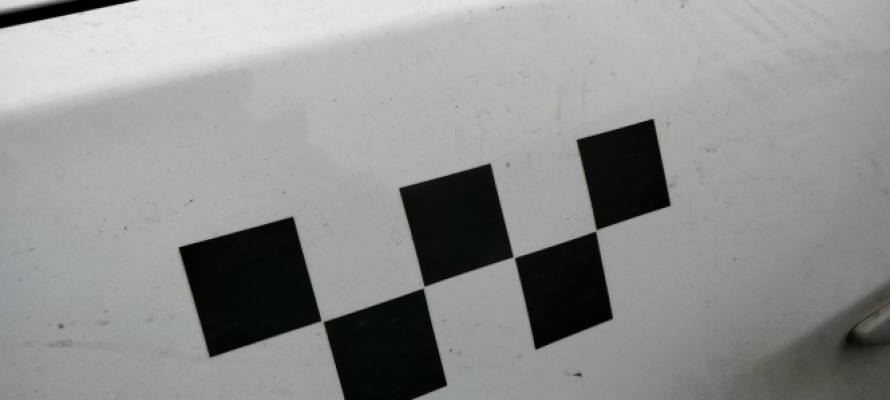 Россияне смогут проверить легальность такси на «Госуслугах»