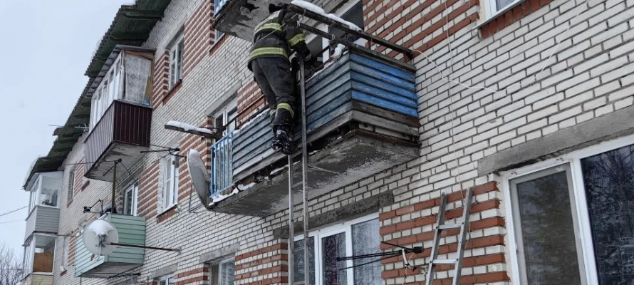 Карельские спасатели освободили запертую в квартире женщину