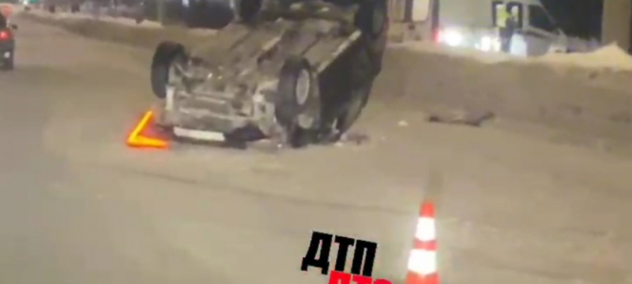 Автомобиль перевернулся на крышу после ДТП в Петрозаводске