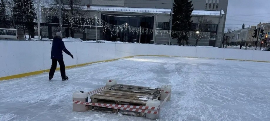 Системе охлаждения мобильного катка на площади Кирова в Петрозаводске потребовался ремонт