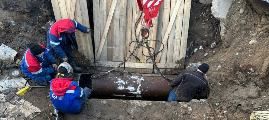 Коммунальщики меняют поврежденный участок трубы на Кукковке