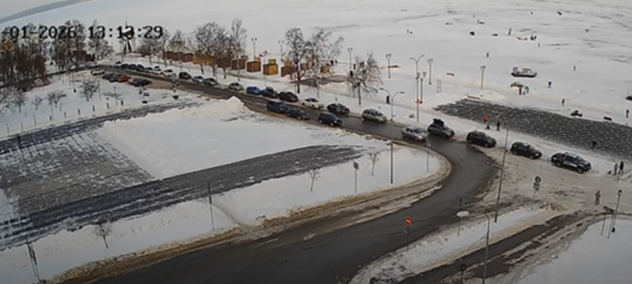 На набережной Петрозаводска начали готовить снег для «Гипербореи»