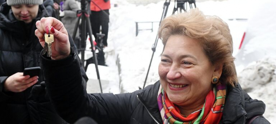 Представители Полины Лурье получили ключи от квартиры Ларисы Долиной в Хамовниках