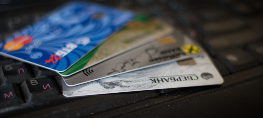 Банки начали массово блокировать карты и счета россиян