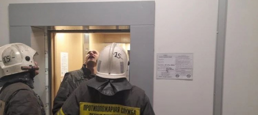 В Медвежьегорске пожарные освободили школьников из лифта