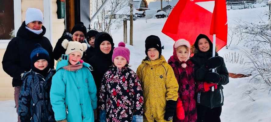 В Святозере школьники помогли хозяину дома с дровами и расчисткой снега