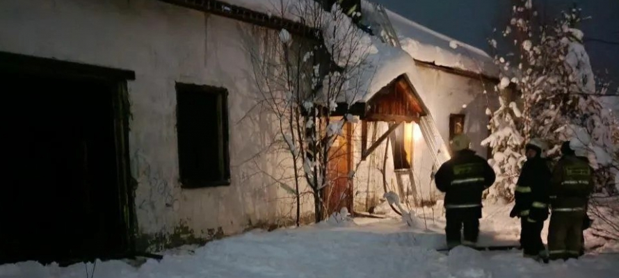 Здание бывшего столярного цеха горело в поселке Чупа