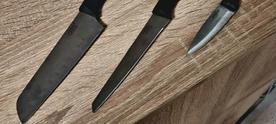 Женщина с тремя ножами пыталась пройти в УФССП Карелии