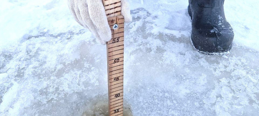 Перед «Гипербореей» в Петрозаводске проверили толщину льда в акватории набережной