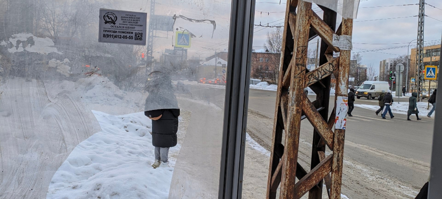В Петрозаводске рядом с автовокзалом хулиганы разбили остановку