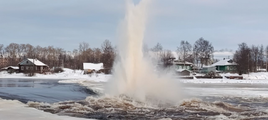 В Карелии ликвидировали опасные ледовые заторы на реке Нижний Выг