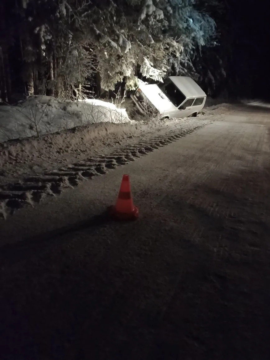 Автомобиль Niva съехал в кювет на лесной дороге в Суоярвском округе