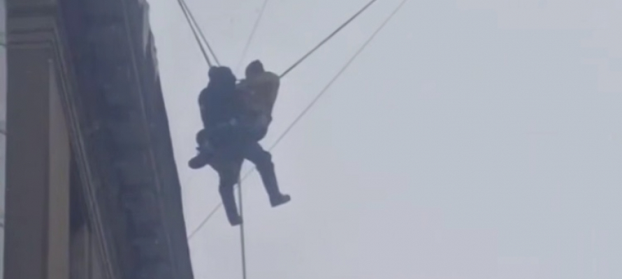 Провода спасли рабочего в Петербурге после падения с крыши