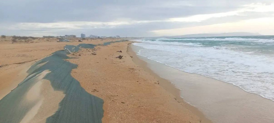 В Анапе после шторма вновь обнаружили выбросы мазута