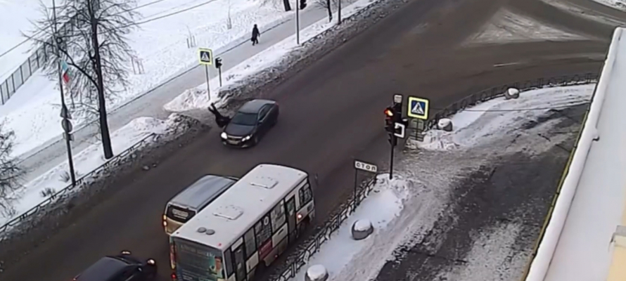 На пешеходном переходе в центре Петрозаводска сбили девушку