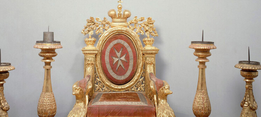 Петербуржец заплатит почти миллион за селфи на троне Павла I в Эрмитаже