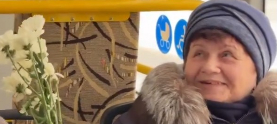 Глава Петрозаводска и сотрудники мэрии вышли на улицы города, чтобы поздравить женщин с 8 Марта